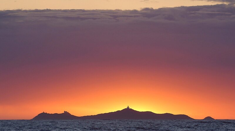 Sonnenuntergang vor Korsika. – Bild: NDR/​nonfictionplanet/​Florian Melzer