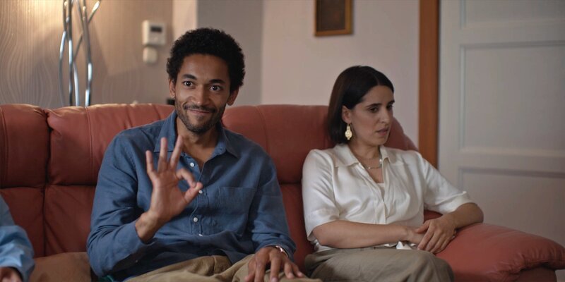 Theo (Benito Bause) freut sich, dass ihn Tracy (Minh-Khai Phan-Thi) perfekt imitiert. – Bild: ZDF und Tilo Hauke