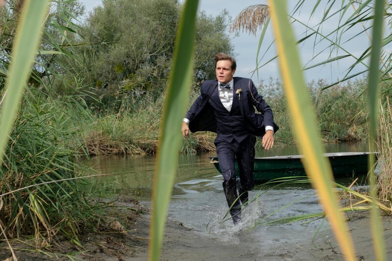 Christian Höflinger (Franz Hartwig) sucht verzweifelt nach seiner frisch angetrauten Ehefrau, die seit der traditionellen Brautentführung verschwunden ist. Ob ihr etwas zugestoßen ist? – Bild: Rowboat Film/​Graf Film/​Petr