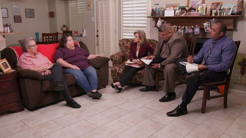 Kelly Siegler (3.v.l) trifft die Familie des Opfers. – Bild: RTL