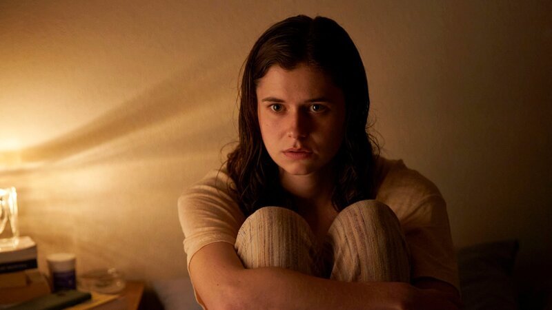 Gerade als es Frances (Alison Oliver) so schlecht geht, wie noch nie, bekommt sie Besuch von jemanden, mit dem sie nicht gerechnet hat. – Bild: ZDF und Enda Bowe./​Enda Bowe