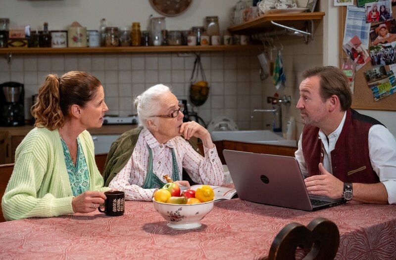 Gregor sitzt mit Annalena und Theresa in der Küche und recheriert am Laptop nach Veras Gedichtband. Von links: Annalena (Heidrun Gärtner), Theresa (Ursula Erber) und Gregor (Holger Matthias Wilhelm). Weiteres Bildmaterial finden Sie unter www.br-foto.de. – Bild: BR/​Ewa Wiese
