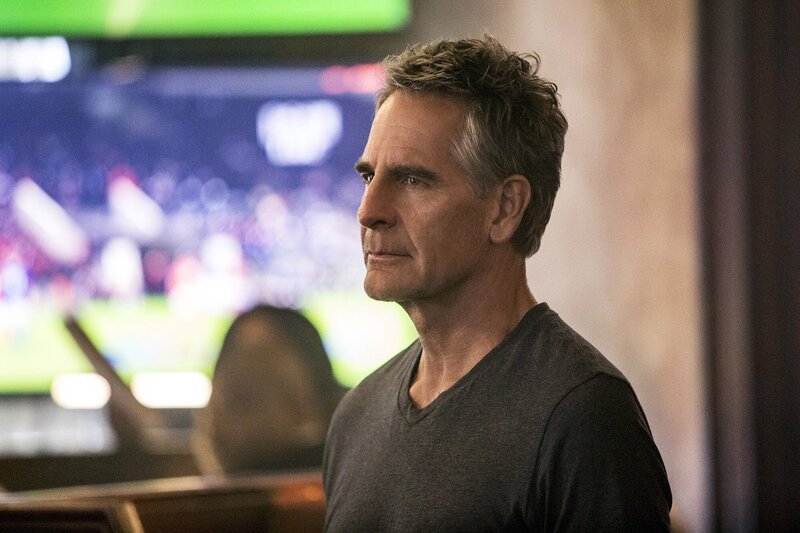 Spielt Pride (Scott Bakula) mit dem Leben einer seiner Detectives, nur um Garcia zur Rechenschaft zu ziehen? – Bild: CBS Broadcasting, Inc. /​ Skip Bolen