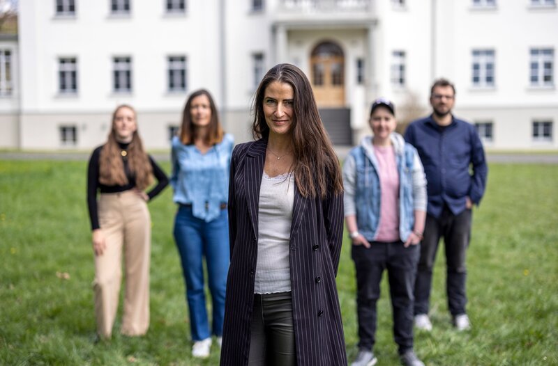 Fünf Menschen wollen mit Hilfe der Psychotherapeutin Shital Balser ihre Ängste überwinden. – Bild: HR/​Timeline