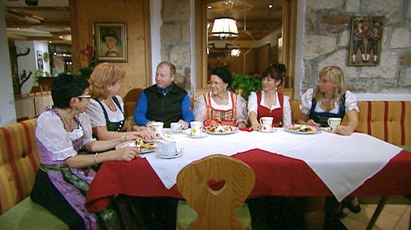 Harry Prünster mit Familie Eisath (von der Moseralm). – Bild: ORF III