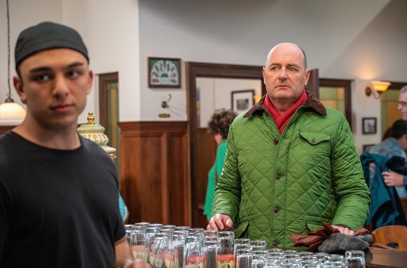 Durch Leons (Joel Akgün, links) abweisende Reaktion auf den Gesprächsversuch wird Hubert (Bernhard Ulrich, rechts) darin bestärkt, dass sein Sohn ihn ablehnt. – Bild: BR/​Ewa Wiese