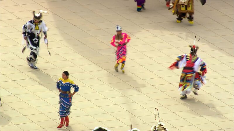 Mit Trommeln und Federschmuck: Im Lake Traverse Reservat üben Angehörige des Volkes der Santee-Dakota ihre zeremoniellen Tänze. – Bild: phoenix/​ZDF/​Skyworks