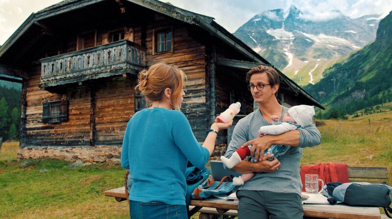 Svea (Paula Kalenberg) und Peter (Sebastian Wendelin) teilen sich die Aufgaben. – Bild: ARD Degeto/​Mona Film/​Repro /​ ARD Degeto/​Programmplanung und P