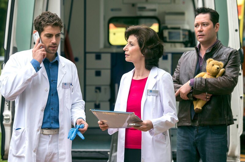 Philipp Brentano (Thomas Koch, rechts) bekommt mit, wie groß der Personalnotstand im JTK ist, als Prof. Patzelt (Marijam Agischewa, Mitte) Niklas’ (Roy Peter Link, links) Hilfe anfragt – dieser aber dringend in der Notaufnahme gebraucht wird. – Bild: ARD/​Jens Ulrich Koch