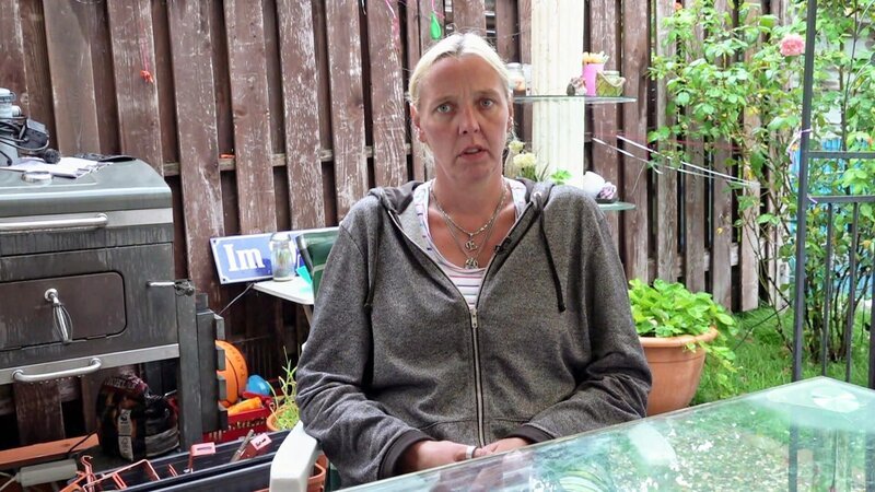 Katrin ist sauer, dass der Arzt bei ihrer Tochter Lina ADHS diagnostiziert hat. – Bild: RTL Zwei