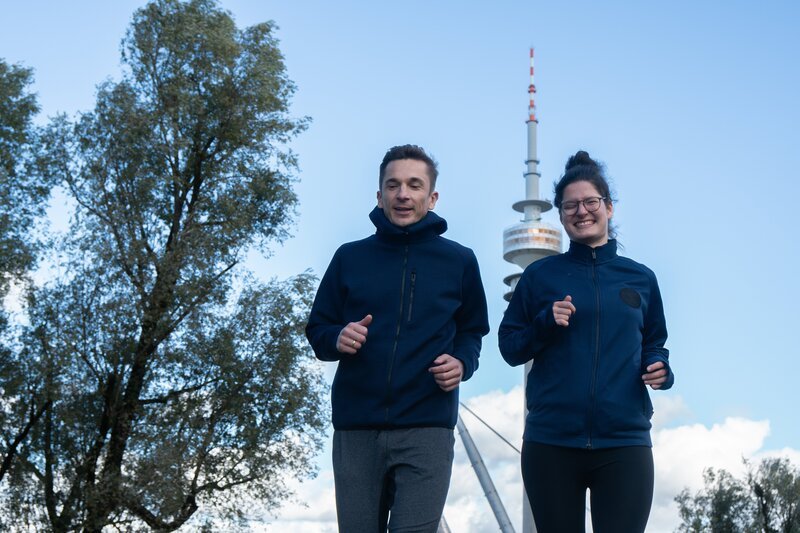 Moderator Eric Mayer joggt mit Annika, die am sogenannten Undine-Syndrom leidet. Dennoch hadert die junge Frau nicht mit ihrem Schicksal, im Gegenteil, sie wertschätzt das Leben umso mehr, weil sie jeden Morgen dankbar ist für einen neuen Tag. – Bild: ZDF und David Powell