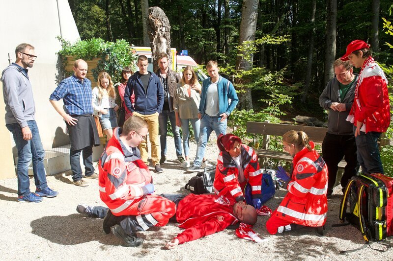 Mark Herbert wird Opfer eines brutalen Schlägers und nach der Attacke sein Leben lang gelähmt bleiben. Und viele Zeugen schweigen, bis die Polizei „XY“ einschaltet. – Bild: ZDF und SaskiaPavekP