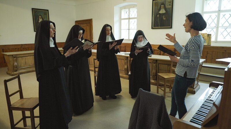 Gesangsübung im Stift Nonnberg mit Barbara Schmelz (Kirchenmusikerin /​ Organistin Stift Nonnberg). – Bild: ORF/​Metafilm/​Tellux-Film