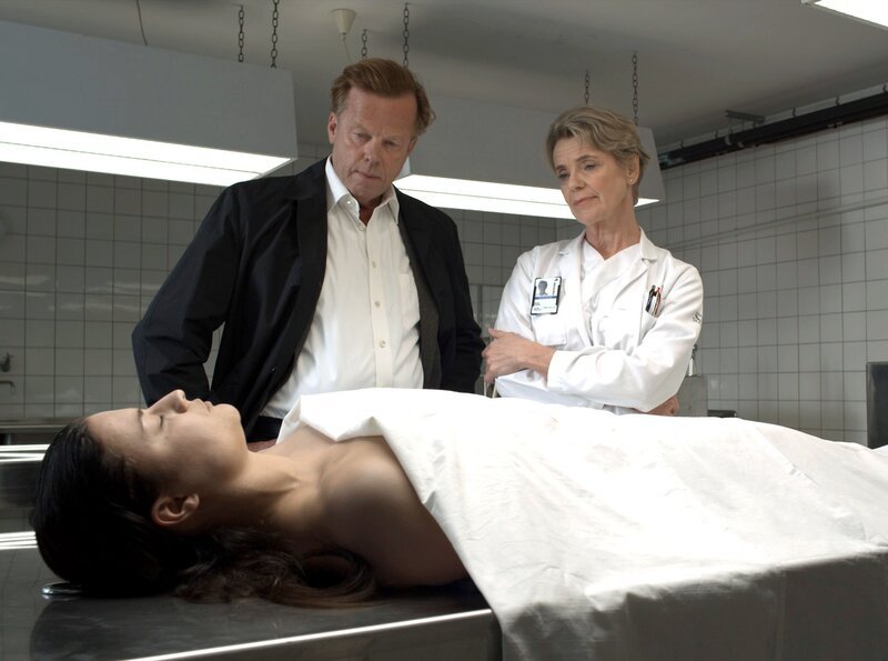 Die Gerichtsmedizinerin Karin Linder (Stina Ekblad) klärt Wallander (Krister Henriksson) über die Todesursache der jungen Therese (Josefine Tengblad) auf. – Bild: ZDF/​ARD Degeto/​Yellow Bird/​Nille Lea