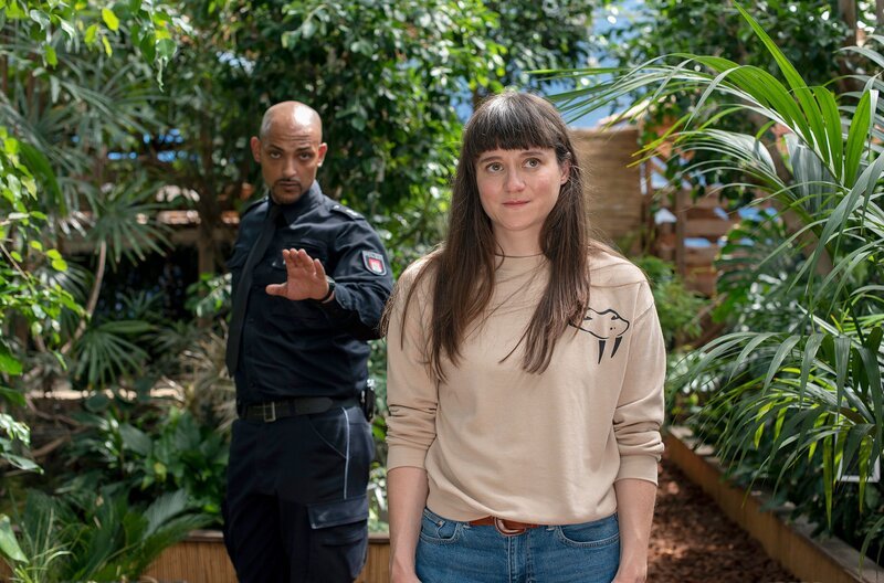 Die furchtlose Zoohändlerin Jasmin Hauer (Fritzi Oster, r.) hilft bei der Suche nach dem Unbekannten, der illegal Schlangen aussetzt. Lukas Petersen (Patrick Abozen, l.) bleibt in Deckung. – Bild: ARD/​Thorsten Jander