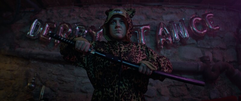 MJ (Salomé Diénis Meulien) ist entschlossen, ihre Mutter aus dem Gefängnis zu holen. Dafür ist ihr jedes Mittel recht. – Bild: NOON /​ ZDF und NOON