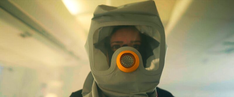 Die Flugbegleiter tragen Fluchthauben. Das erschwert die Kommunikation mit den Passagieren. – Bild: ZDF und Raw Cut Television