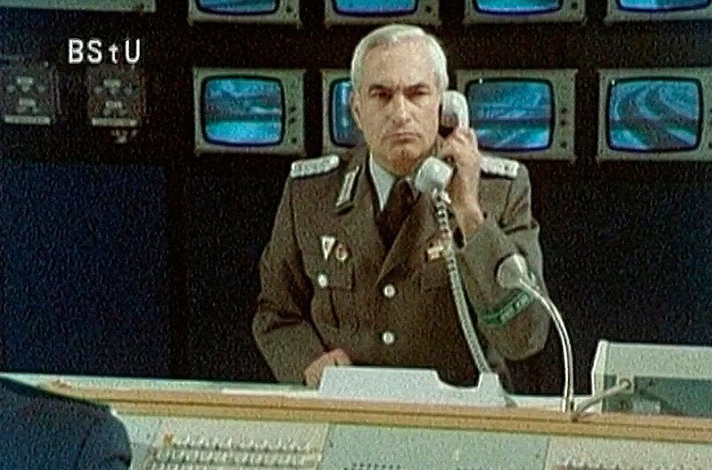 Der Mauerbau – ein Glücksfall für Erich Mielke und seinen DDR-Staatssicherheitsdienst. Schließlich war die Mauer Garant für seine Macht und zugleich sein Lebenselixier. Zehntausende von Stasi-Mitarbeitern hatten vom 13. August bis zum 9. November einen entscheidenden Auftrag: Die Mauer für die eigene Bevölkerung unantastbar, unüberwindbar und unangreifbar zu machen. - Die Mitarbeiter der Staatssicherheit kontrollierten alle DDR-Grenzübergänge. – Bild: rbb/BStU Der Mauerbau – ein Glücksfall für Erich Mielke und seinen DDR-Staatssicherheitsdienst. Schließlich war die Mauer Garant für seine Macht und zugleich sein Lebenselixier. Zehntausende von Stasi-Mitarbeitern hatten vom 13. August bis zum 9. November einen entscheidenden Auftrag: Die Mauer für die eigene Bevölkerung unantastbar, unüberwindbar und unangreifbar zu machen. - Die Mitarbeiter der Staatssicherheit kontrollierten alle DDR-Grenzübergänge. – Bild: rbb/BStU
