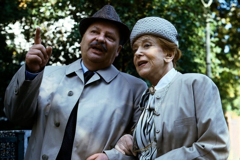 Opa Walter (Ekkehard Fritsch) und Oma Käthe (Edith Schollwer) unternehmen einen Bummel durch die Antiquitätengeschäfte der Stadt – eine von Käthes Lieblingsbeschäftigungen. – Bild: ZDF und Terranova