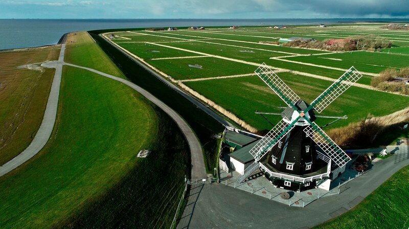 Die Nordermühle; mit einigen der wenigen Gästezimmer auf Pellworm, aus denen man das Meer sehen kann. – Bild: SR/​Alexander M. Groß