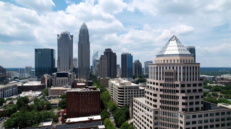 Charlotte – die „Queen City“ des Südens. Moderne Bürogebäude prägen das Stadtzentrum. – Bild: phoenix/​ZDF/​Skyworks