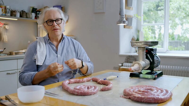 Köstliches Südtirol Vinschgau und Meraner Land Paul Thuile bereitet seine Würste zu. – Bild: SRF/​Florianfilm GmbH