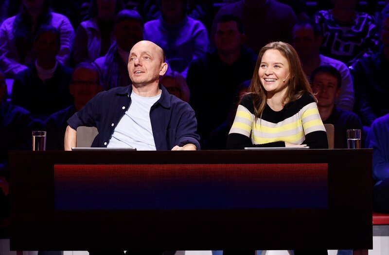 Rateteam-Kapitän Bernhard Hoëcker (l.) mit Schauspielerin Sonja Gerhardt (r.). – Bild: ARD/​NDR/​UFA SHOW & FACTUAL/​Morris Mac Matzen
