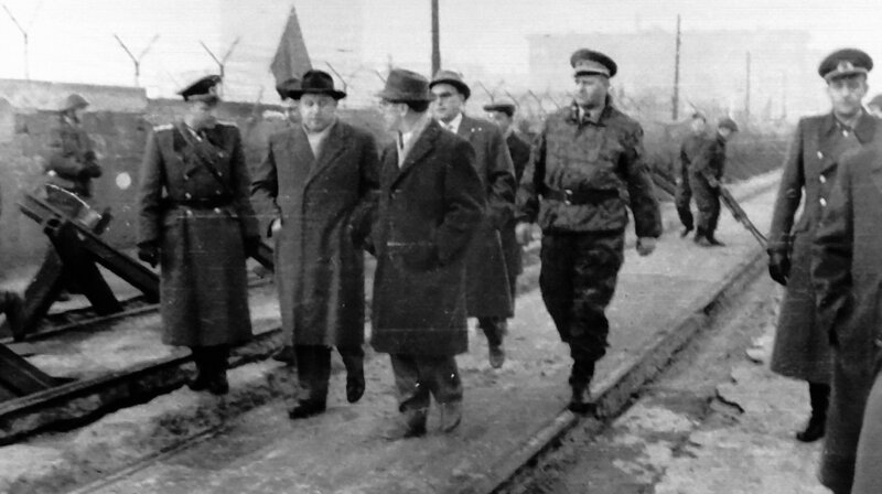 Der Mauerbau – ein Glücksfall für Erich Mielke und seinen DDR-Staatssicherheitsdienst. Schließlich war die Mauer Garant für seine Macht und zugleich sein Lebenselixier. Zehntausende von Stasi-Mitarbeitern hatten vom 13. August 1961 bis zum 9. November 1989 einen entscheidenden Auftrag: Die Mauer für die eigene Bevölkerung unantastbar, unüberwindbar und unangreifbar zu machen. – Erich Mielke und Erich Honecker beim Begutachten der Mauer kurz nach ihrem Bau. – Bild: rbb/​astfilm pictures UG