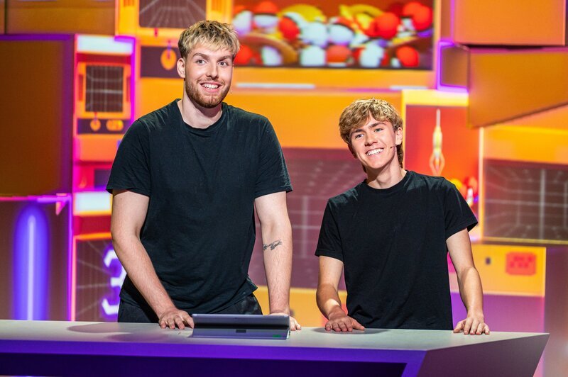 „Tanoshii“, das Wissensduell rund um Manga und Anime, mit Fans und Creators aus der Szene. Fan Louis (rechts) und Content-Creator „Anigents“ (links) treten in mehreren Spielrunden gegen zwei weitere Kandidaten an. – Bild: ZDF/​Julian Niklas Canto