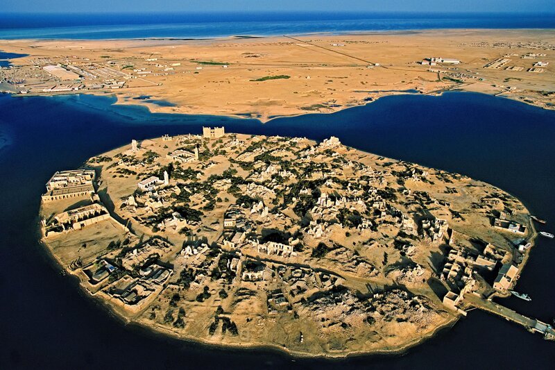 Der Islam und die arabische Kultur gelangten über Handelszentren wie das zerstörte Rote Meer und den alten Hafen von Suakin in den Sudan. – Bild: RTL /​ Shark Teeth /​ Die Pitcairninseln