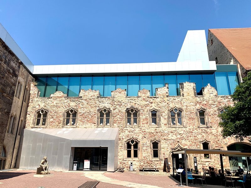 Die dicken Steinmauern einer alten Burgruine werden durch ein Dach und polygonalen Anbauten aus Metall (Architekt: Nieto Sobejano Arquitectos) zu einem zeitgemäßen Museum (Museum Moritzburg Halle/​ Saale). – Bild: Sabine Reeh /​ BR