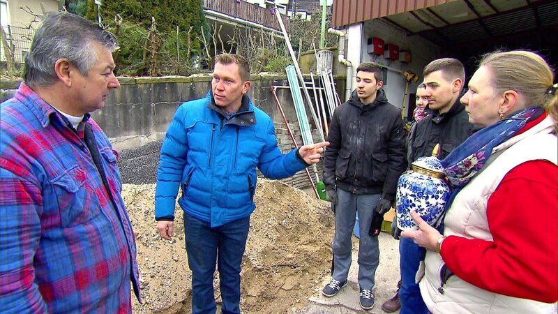 Otto Schulte (2.v.li.) hilft Familie Gomes bei der Erfüllung ihres Traums. – Bild: RTL 2