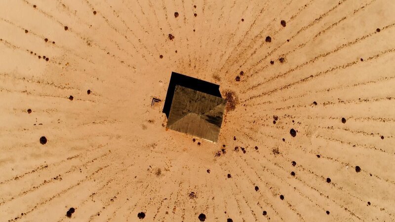 Haus von oben und Linien im Sand – Bild: RTL /​ WAGTV /​ Folge 507