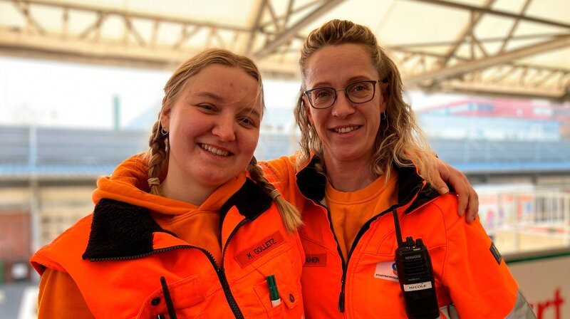 Dreamteam auf dem Schrottplatz: Nicole Langhein & Maria Golletz. – Bild: NDR/mg film & tv produktions GmbH Dreamteam auf dem Schrottplatz: Nicole Langhein & Maria Golletz. – Bild: NDR/mg film & tv produktions GmbH