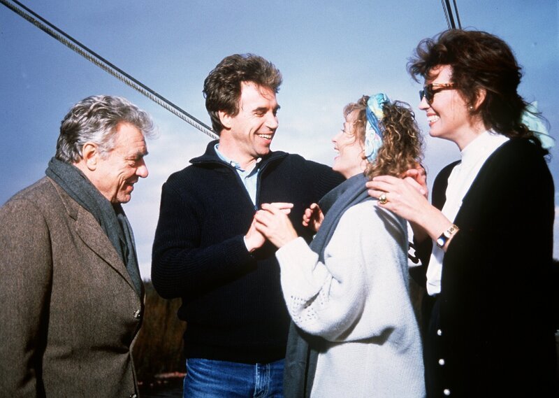 Kitty Balbeck (Susanne Uhlen) ist überglücklich, denn soeben hat sie ihren Thomas (Wolf Roth) geheiratet. Die Trauzeugen Evelyn Lauritzen (Iris Berben) und Herr Ambusch (Franz Joseph Steffens) gratulieren. – Bild: ORF/​ZDF