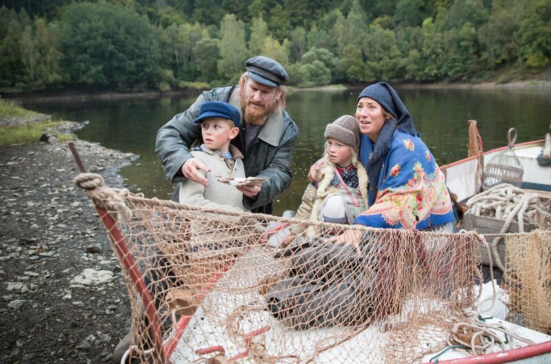 Onkel Arne (Rune Temte) hilft Fritjof (Nils Sand Näslund) und seiner Familie bei der Flucht nach Schweden. – Bild: SWR