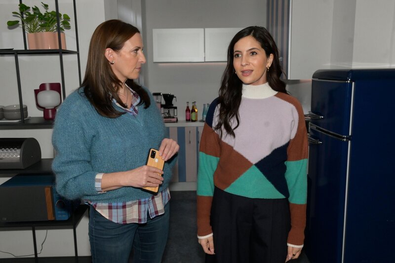 Laura (Chryssanthi Kavazi, r.) will Katrin (Ulrike Frank) nicht über ihre privaten Auseinandersetzungen aufklären. – Bild: RTL /​ Rolf Baumgartner /​ Unter Druck