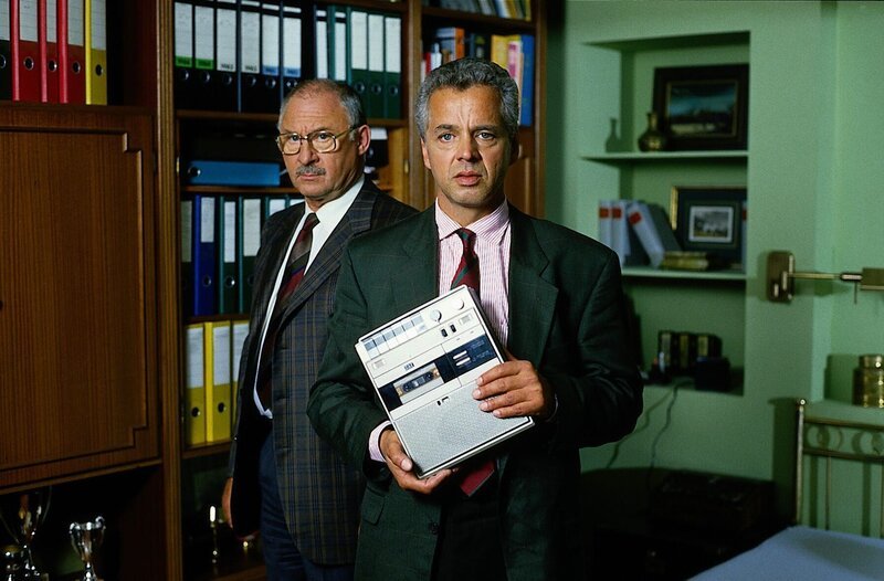 Season 12, season base content: Leo Kress (Rolf Schimpf) ist verwundert, als Gerd Heymann (Michael Ande) einen Kassettenrecorder entdeckt. Welche Rolle hat er bei dem Selbstmord Max Lamberts gespielt? – Bild: ZDF und Mike Gallus