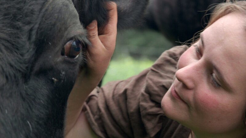 Angstfrei und von Empathie getragen, gelingt es Rosina eine ungewöhnliche Nähe zu Tieren herzustellen. – Bild: ZDF und Lisa Bülow