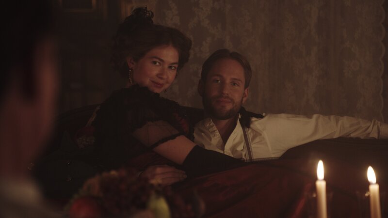 Im Salon Wolf: Begegnung am Gang: Markus Freistätter als Kronprinz Rudolf, Valentina Waldner als Mizzi Kaspar. – Bild: ORF/​epo film