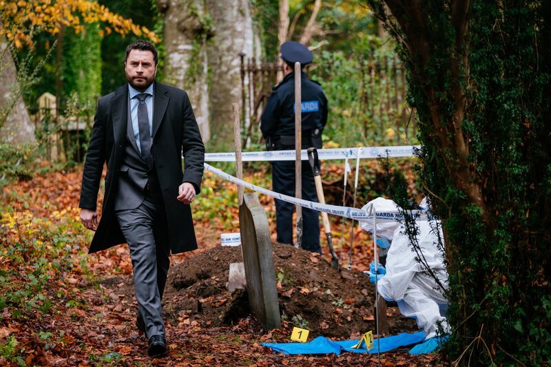 Detective Charlie Wild (Kevin J. Ryan) ist sauer: Erstens hat seine Mutter Harry ein Grab geschändet und zweitens dabei eine Leiche entdeckt, die dort nicht hingehört. – Bild: Szymon Lazewski /​ ZDF