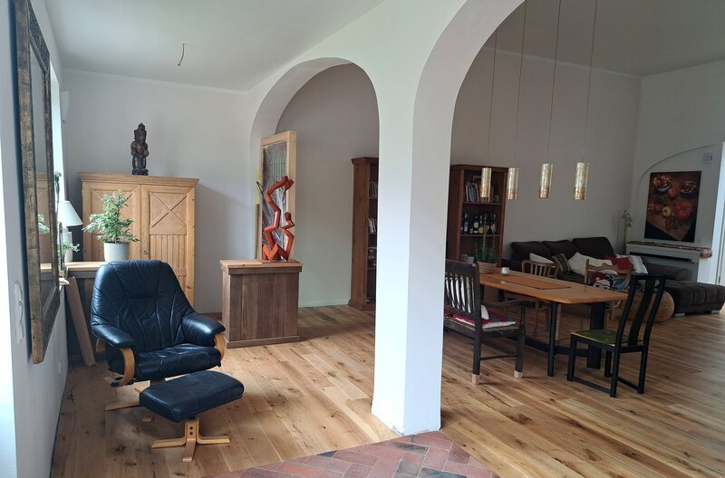 Den 260qm große alte Ballsaal wurde geteilt. In die hintere Wohnung mit der Bühne sind die Bauherren eingezogen. Die Bögen konnten erhalten werden. – Bild: NDR/​Rainer Mueller-Delin