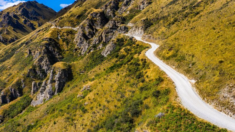 Eingang zur Extrem-Offroad-Strecke in den Bergen Neuseelands. – Bild: RTL /​ donvictorio /​ Getty Images /​ Bahnstrecken weltweit