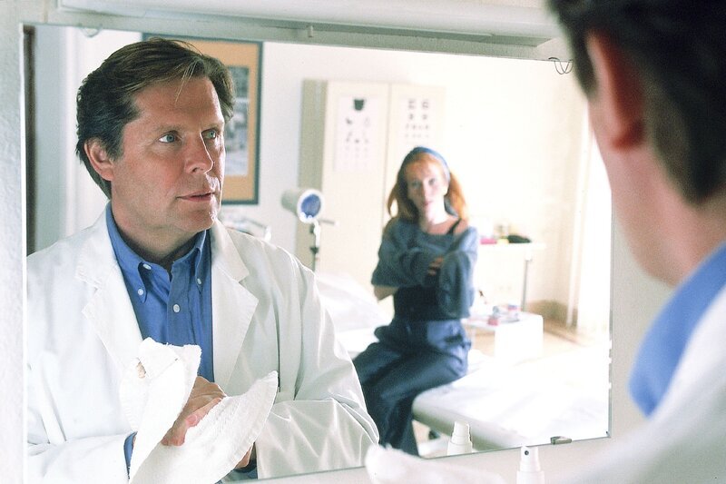 Dr. Stefan Frank (Sigmar Solbach) hat seine hochschwangere Patientin Patricia Gattinger (Nicole Spieckermann) untersucht. Sie und ihr Mann Bernd freuen sich riesig auf das Baby. – Bild: RTLplus