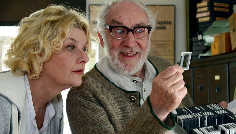 Mit Unterstützung des leicht verwirrten Dorfbewohners Emmerich (Dieter Hallervorden) will Eva (Saskia Vester) ihren Vater finden. – Bild: ARD Degeto/​Christiane Pausch