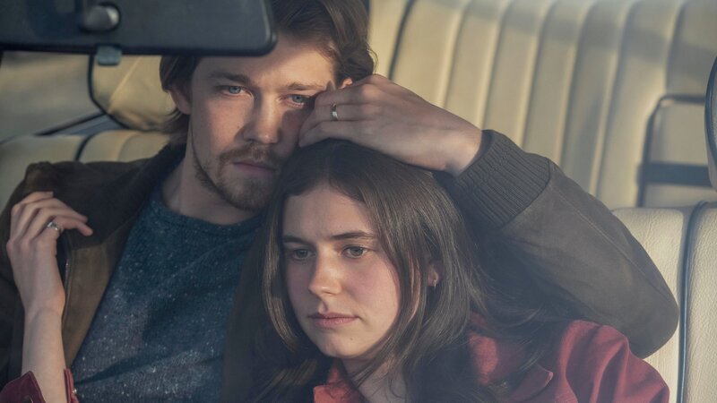 Nick (Joe Alwyn) ist es ernst mit Frances (Alison Oliver). Er will seiner Frau von Frances erzählen, doch das Risiko, dass dadurch alles in die Brüche geht, ist hoch. – Bild: ZDF und Enda Bowe./​Enda Bowe
