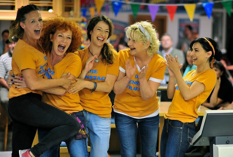 ARD DIE DIENSTAGSFRAUEN – ZWISCHEN KRAUT UND RÜBEN, Die Dienstagsfrauen beim Bowlen. – Bild: ARD Degeto/​Oliver Feist