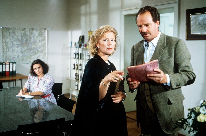 Christiane Hörbiger, Friedrich von Thun, Astrid Meyer-Gossler. – Bild: ORF/​ZDF