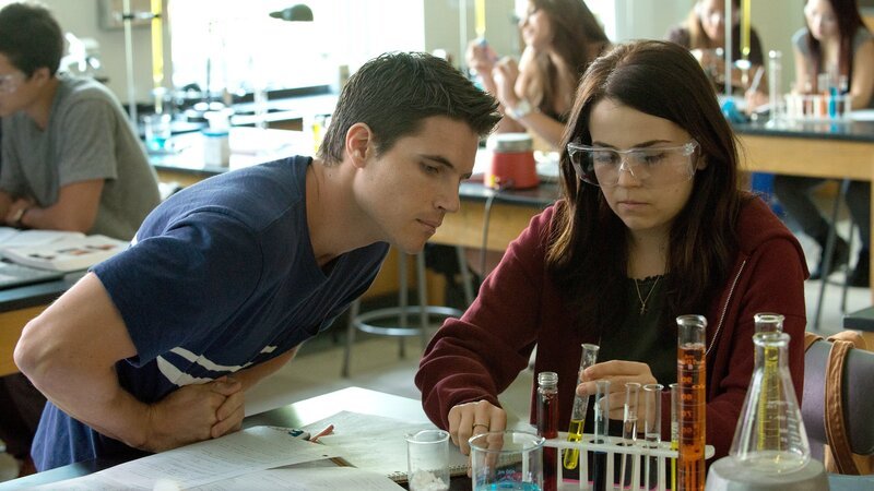 Im Gegenzug für Nachhilfe in Chemie, soll Wesley (Robbie Amell) Bianca (Mae Whitman) helfen, das unschöne „DUFF“-Label loszuwerden und ihren Schwarm Toby zu erobern.; Im Gegenzug für Nachhilfe in Chemie, soll Wesley (Robbie Amell) Bianca (Mae Whitman) helfen, das unschöne „DUFF“-Label loszuwerden und ihren Schwarm Toby zu erobern. – Bild: RTLZWEI Im Gegenzug für Nachhilfe in Chemie, soll Wesley (Robbie Amell) Bianca (Mae Whitman) helfen, das unschöne „DUFF“-Label loszuwerden und ihren Schwarm Toby zu erobern.; Im Gegenzug für Nachhilfe in Chemie, soll Wesley (Robbie Amell) Bianca (Mae Whitman) helfen, das unschöne „DUFF“-Label loszuwerden und ihren Schwarm Toby zu erobern. – Bild: RTLZWEI