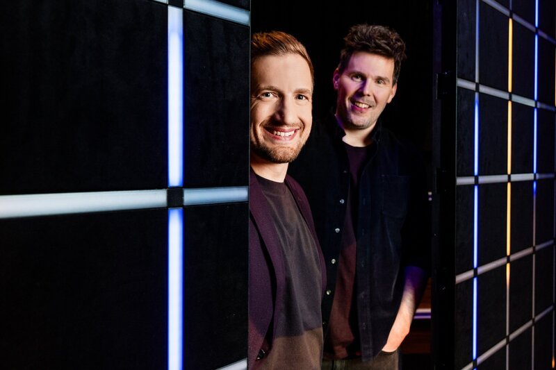 v.li.: Host Stefan Büsser und Sidekick Michael Schweizer – Bild: SRF/​Gian Vaitl